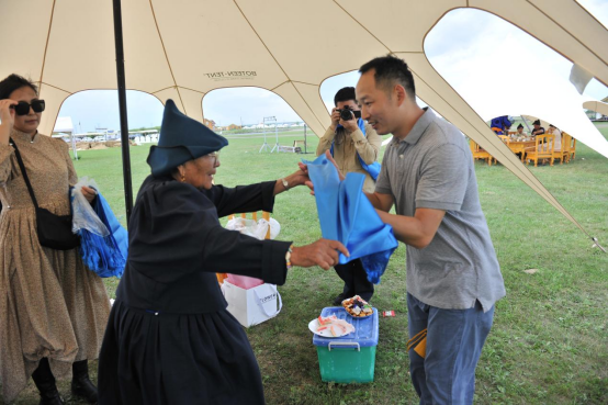 走遍中国：写生团相遇布里亚特草原婚典