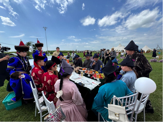 走遍中国:写生团相遇布里亚特草原婚典